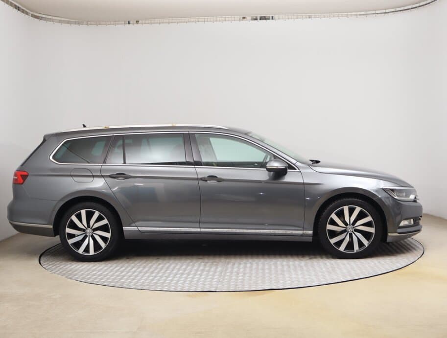 2016 Volkswagen PASSAT - 8