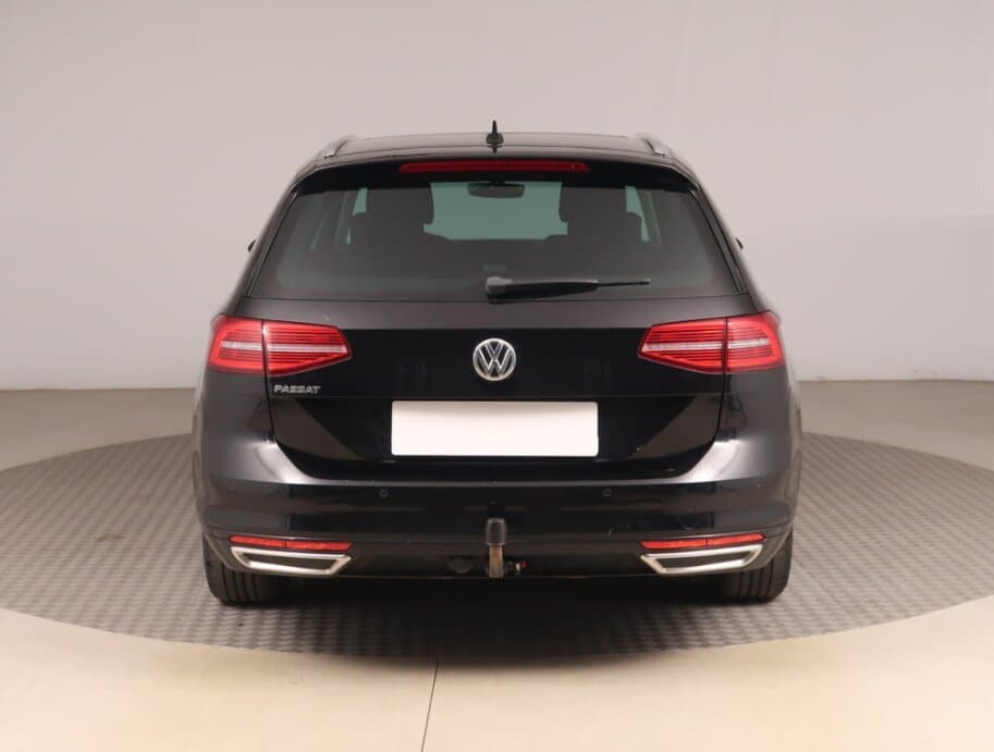 2018 Volkswagen PASSAT - 5