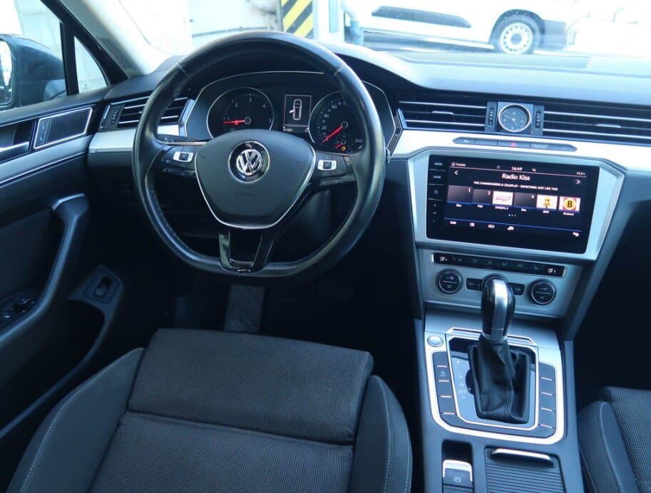 2018 Volkswagen PASSAT - 8