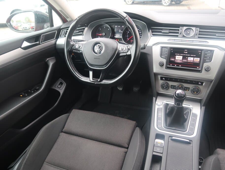 2016 Volkswagen PASSAT - 9