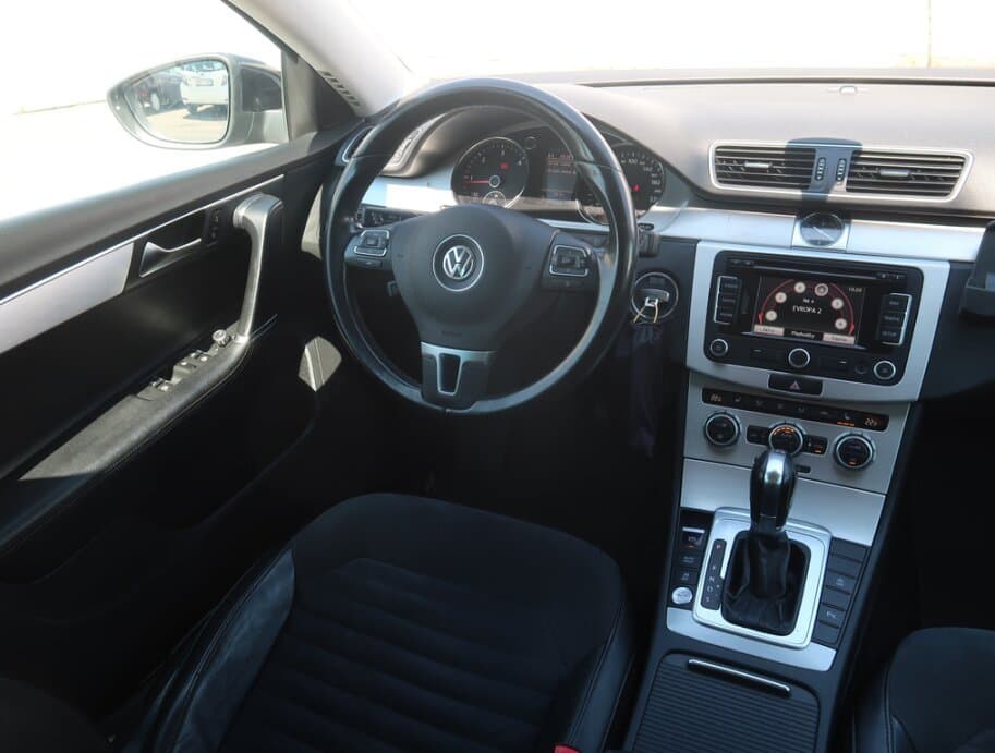 2012 Volkswagen PASSAT - 9