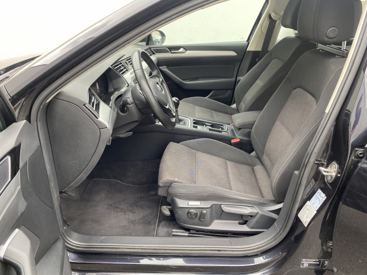 2017 Volkswagen PASSAT - 9