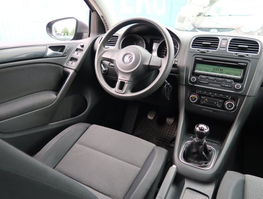2010 Volkswagen GOLF - 9