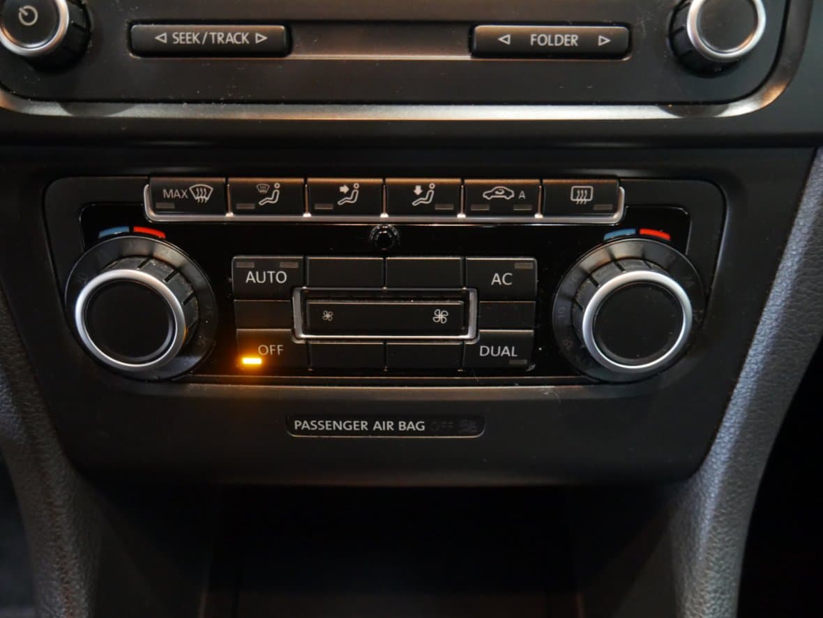 2010 Volkswagen GOLF - 25