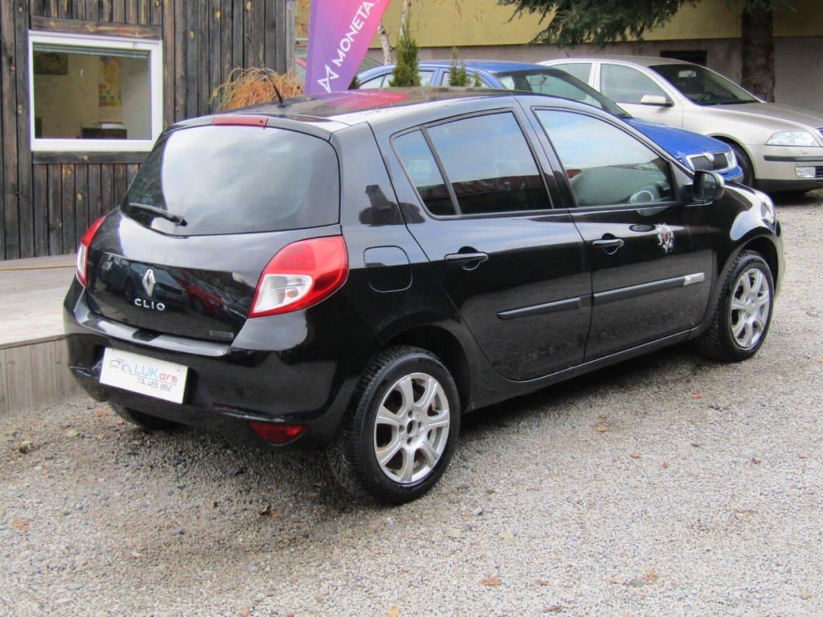 2012 Volkswagen Golf - 11