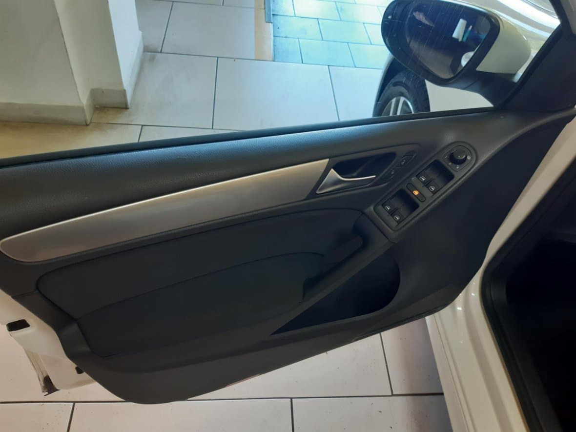 2011 Volkswagen GOLF - 15