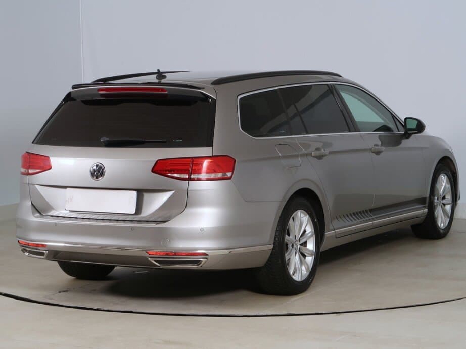 2015 Volkswagen Passat - 7