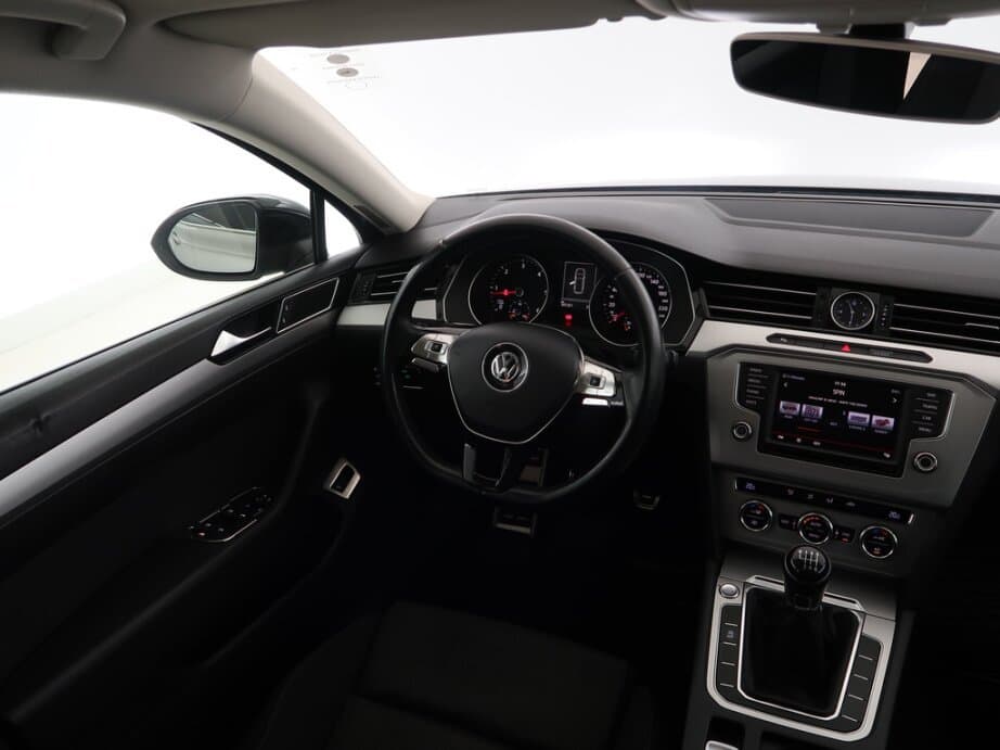 2015 Volkswagen Passat - 9