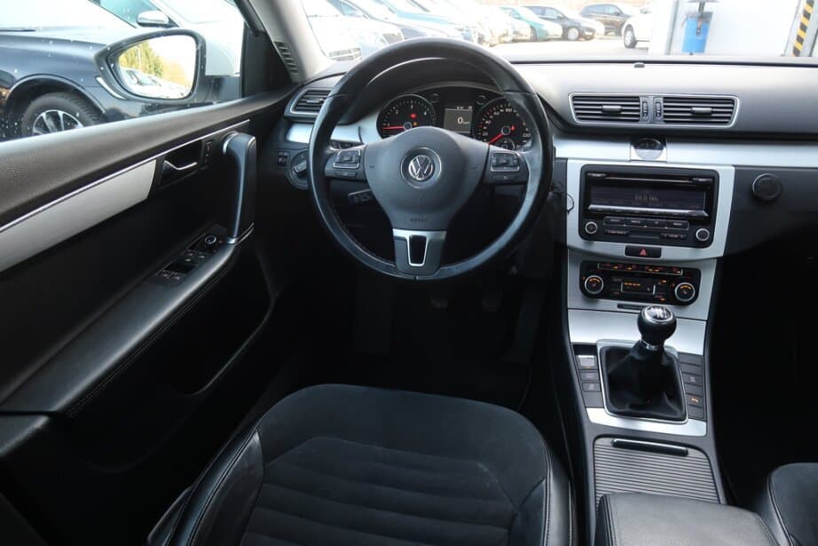 2011 Volkswagen PASSAT - 9