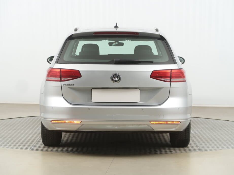 2018 Volkswagen PASSAT - 6