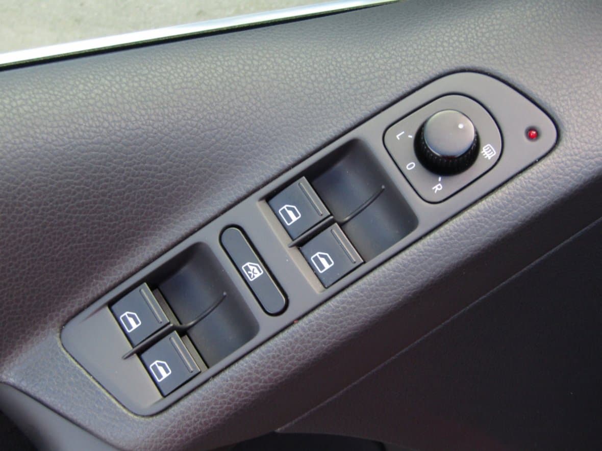2010 Volkswagen TIGUAN - 11