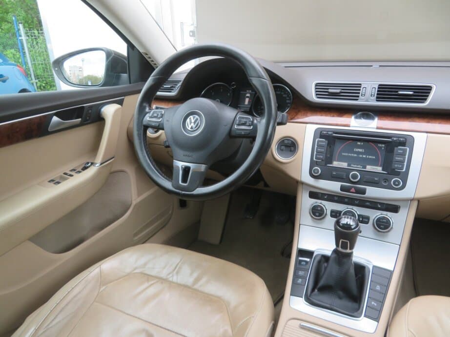 2013 Volkswagen PASSAT - 9