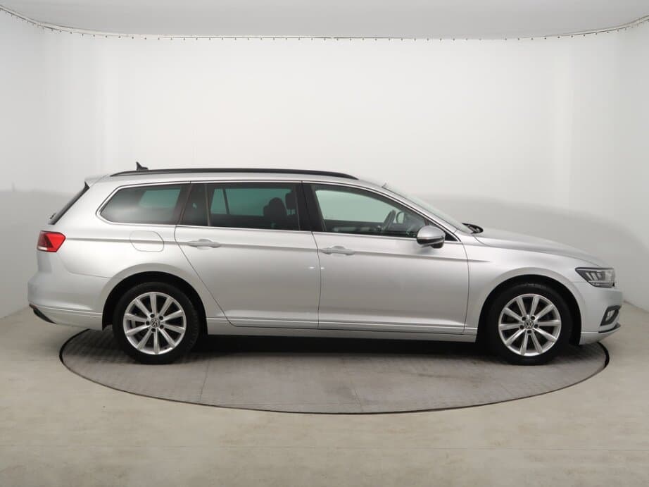 2019 Volkswagen PASSAT - 8