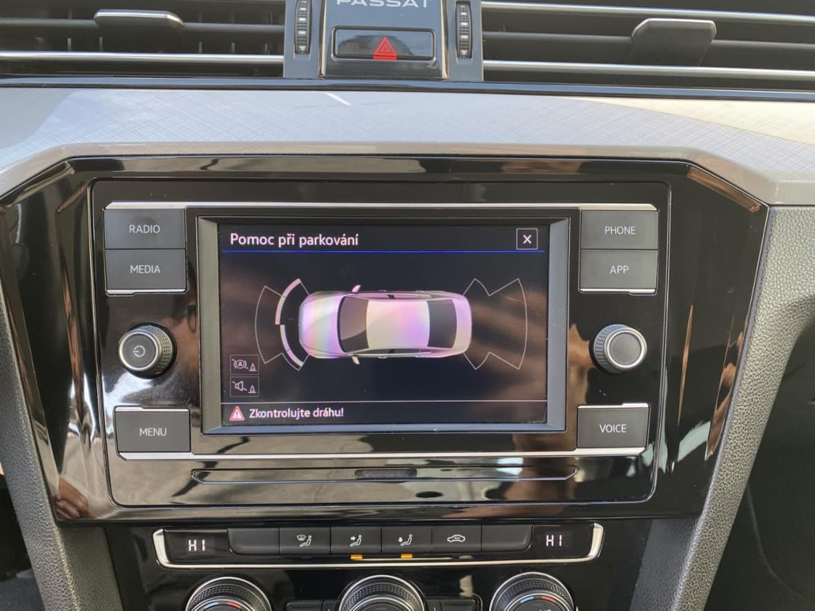 2019 Volkswagen PASSAT - 11
