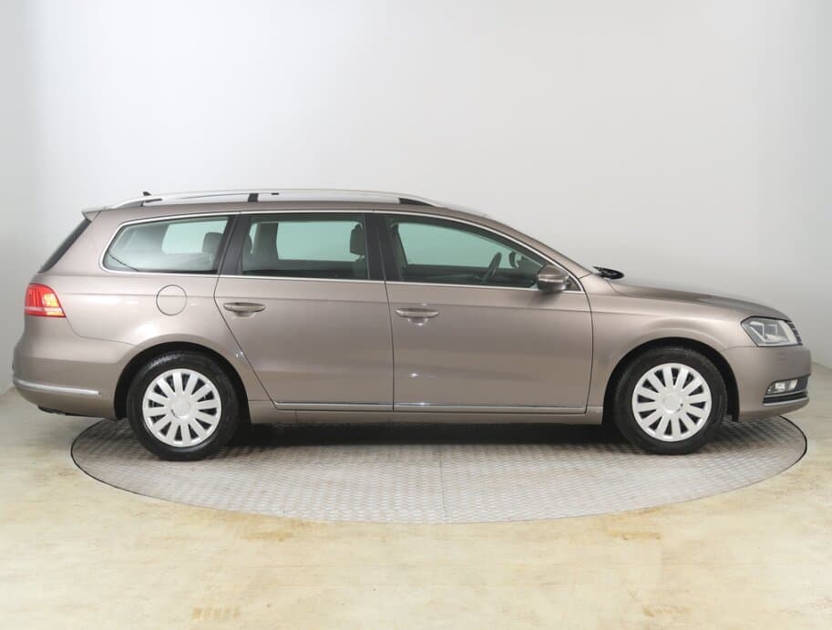 2011 Volkswagen PASSAT - 8