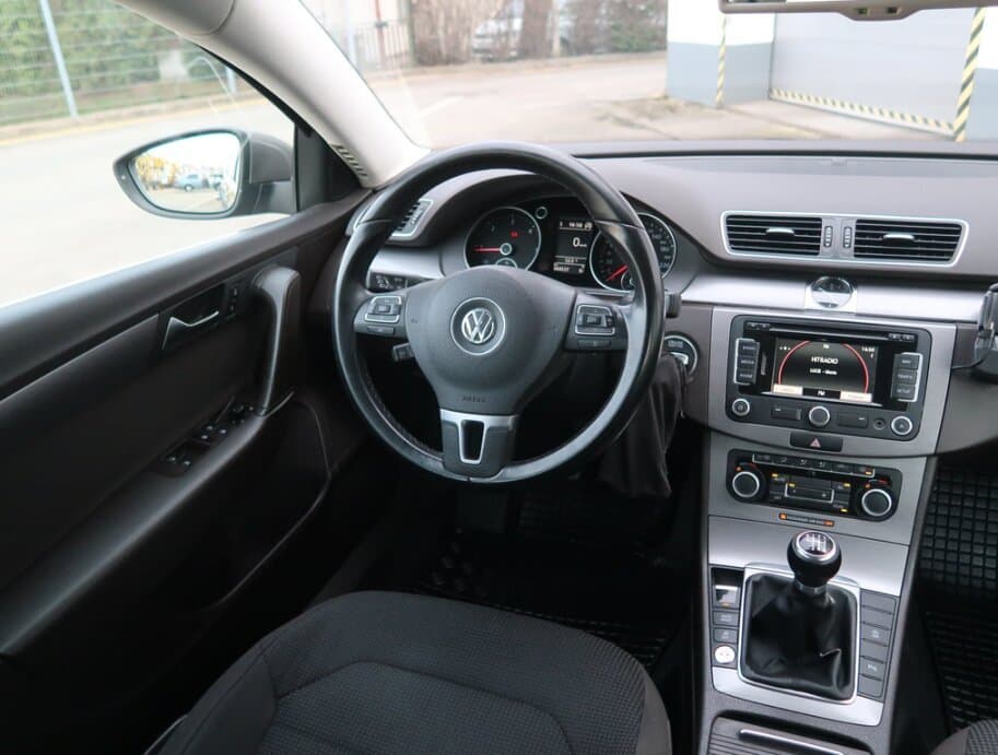 2011 Volkswagen PASSAT - 9