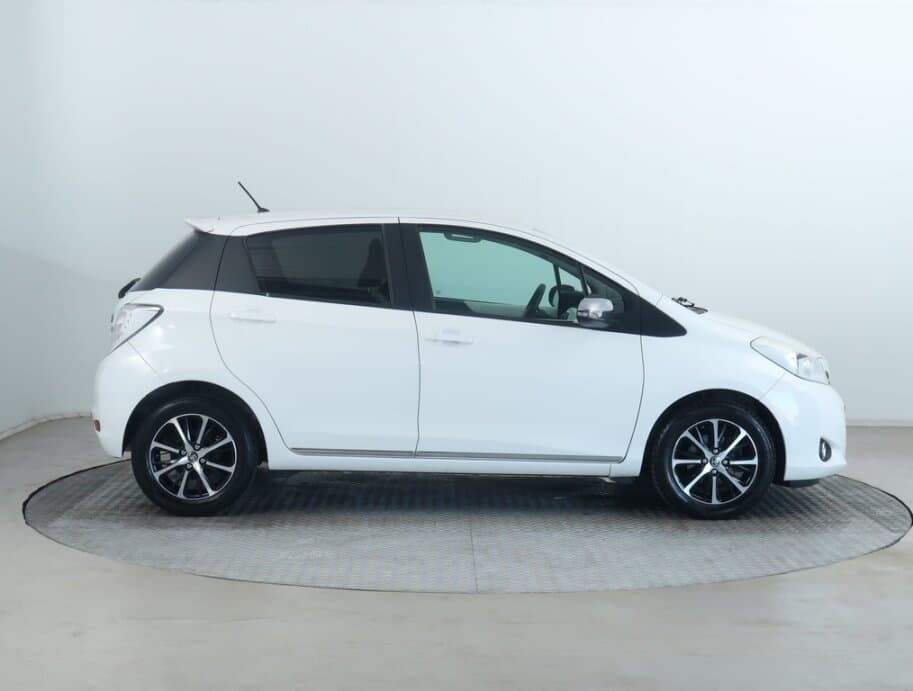 2013 Toyota YARIS - 8