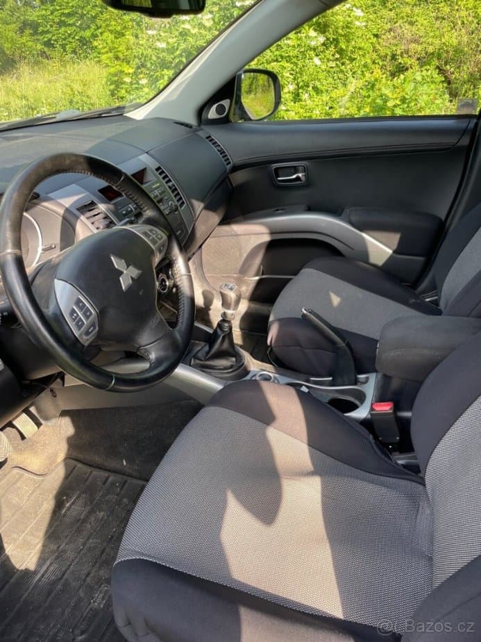 2012 Mitsubishi OUTLANDER - 9