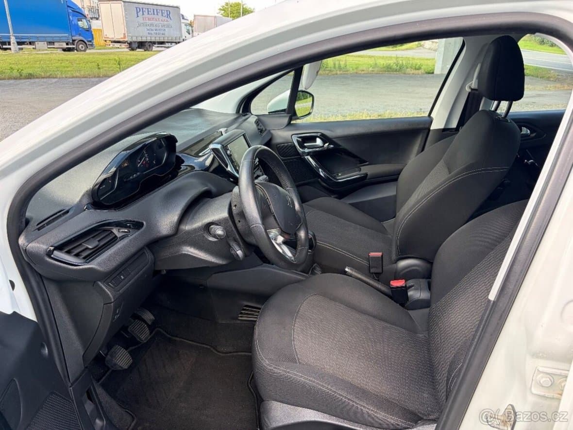 2017 Peugeot 208 - 10
