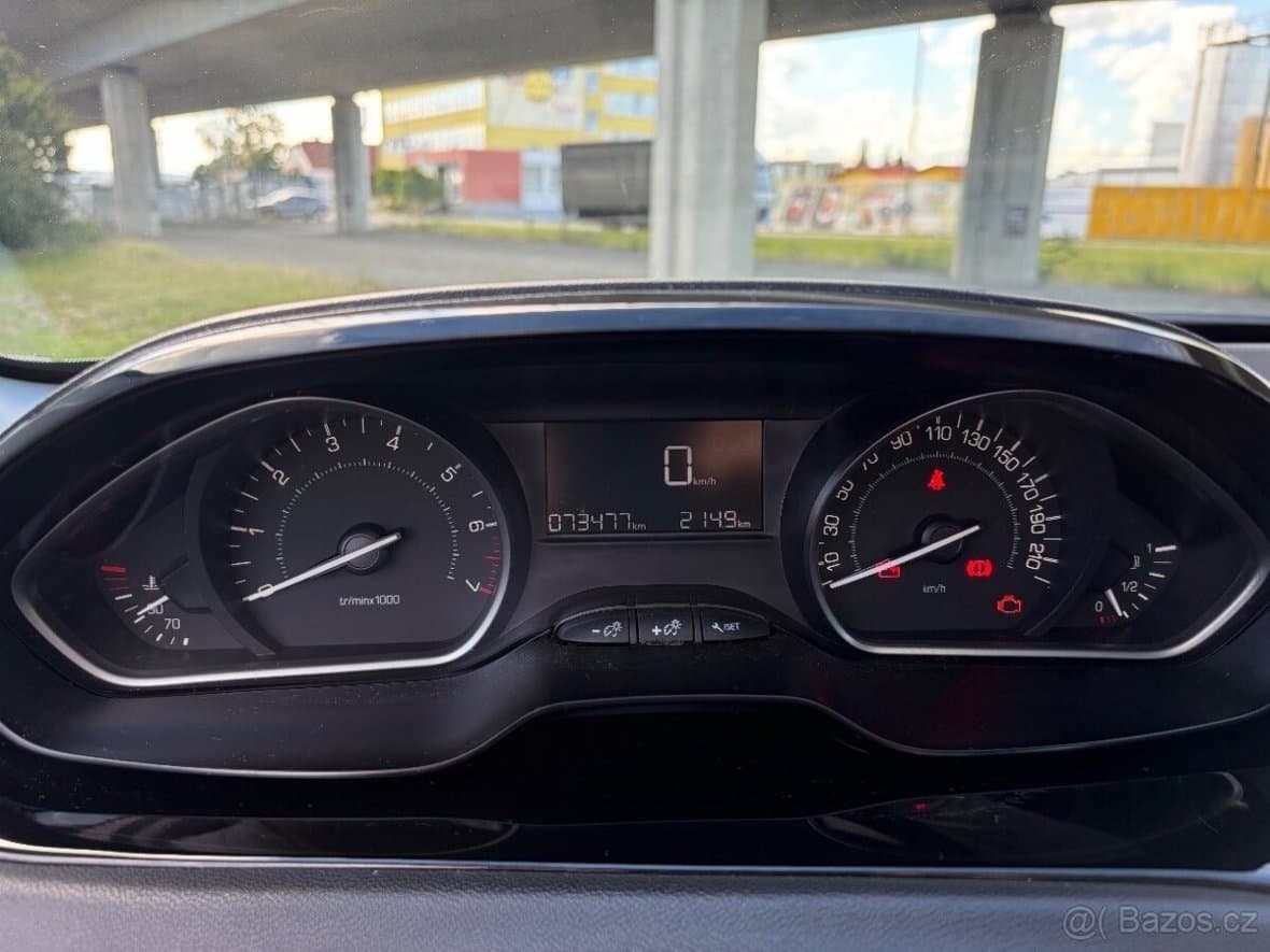 2017 Peugeot 208 - 11