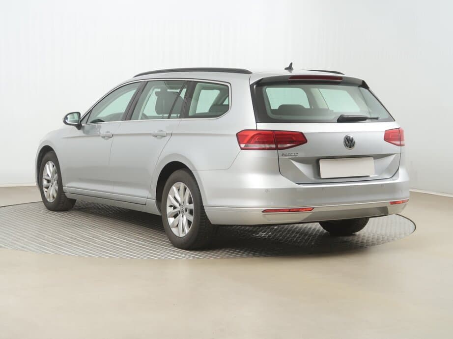 2018 Volkswagen PASSAT - 5