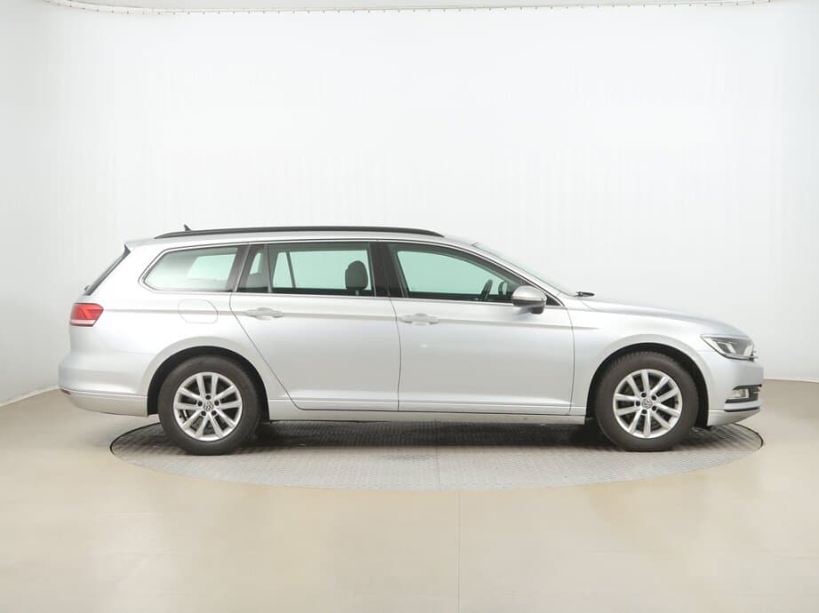2018 Volkswagen PASSAT - 8