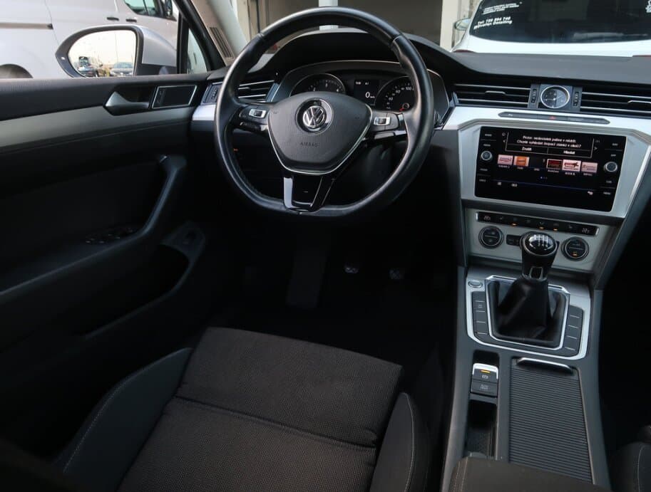 2018 Volkswagen PASSAT - 9