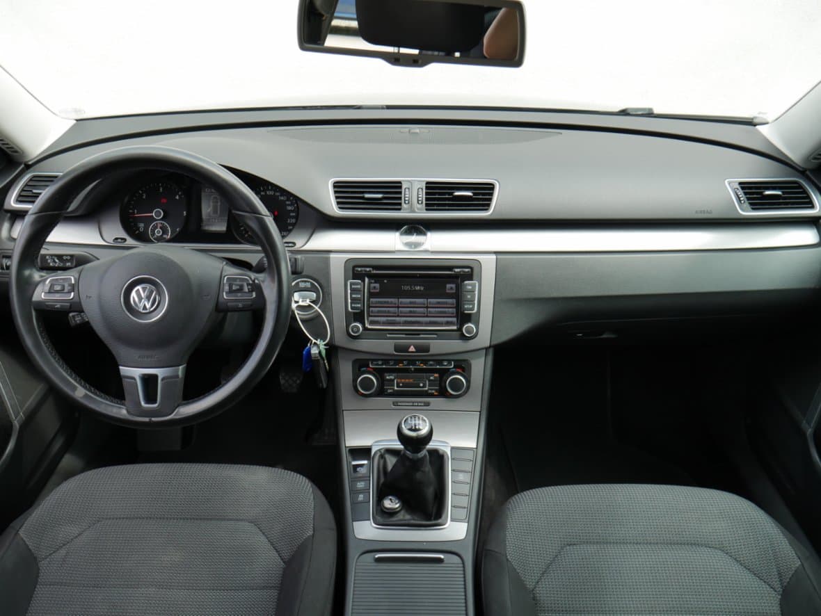 2011 Volkswagen PASSAT - 8