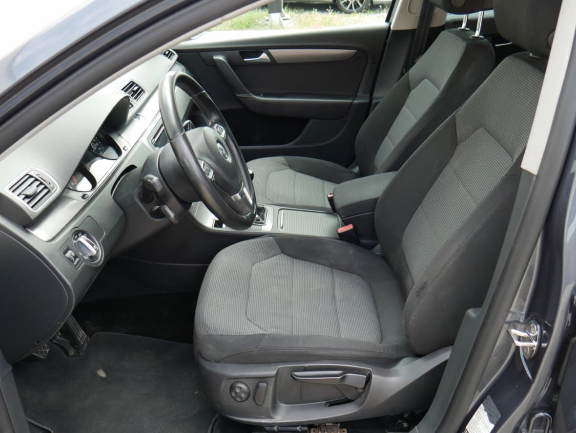 2011 Volkswagen PASSAT - 9