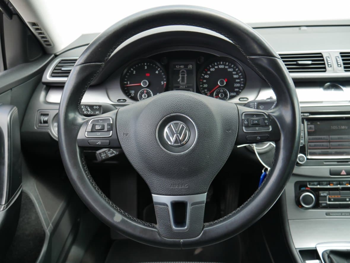 2011 Volkswagen PASSAT - 13