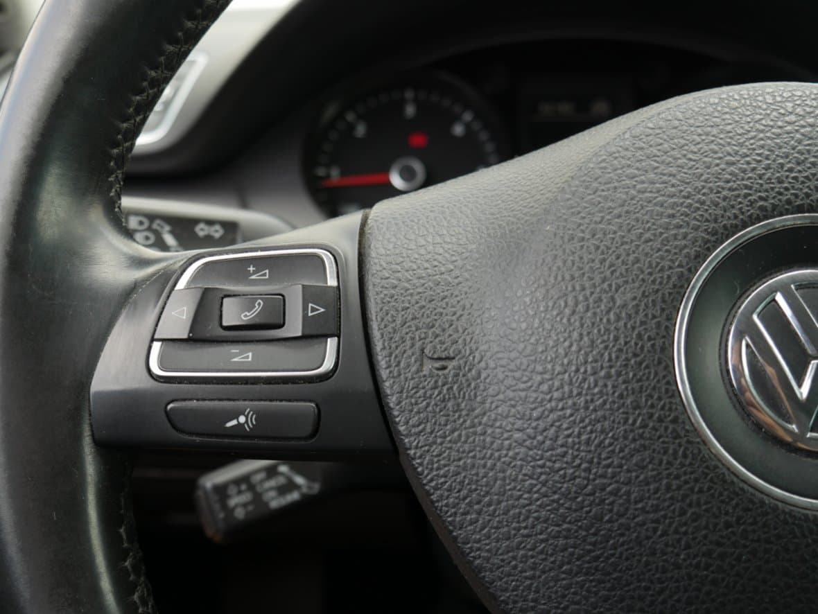 2011 Volkswagen PASSAT - 14
