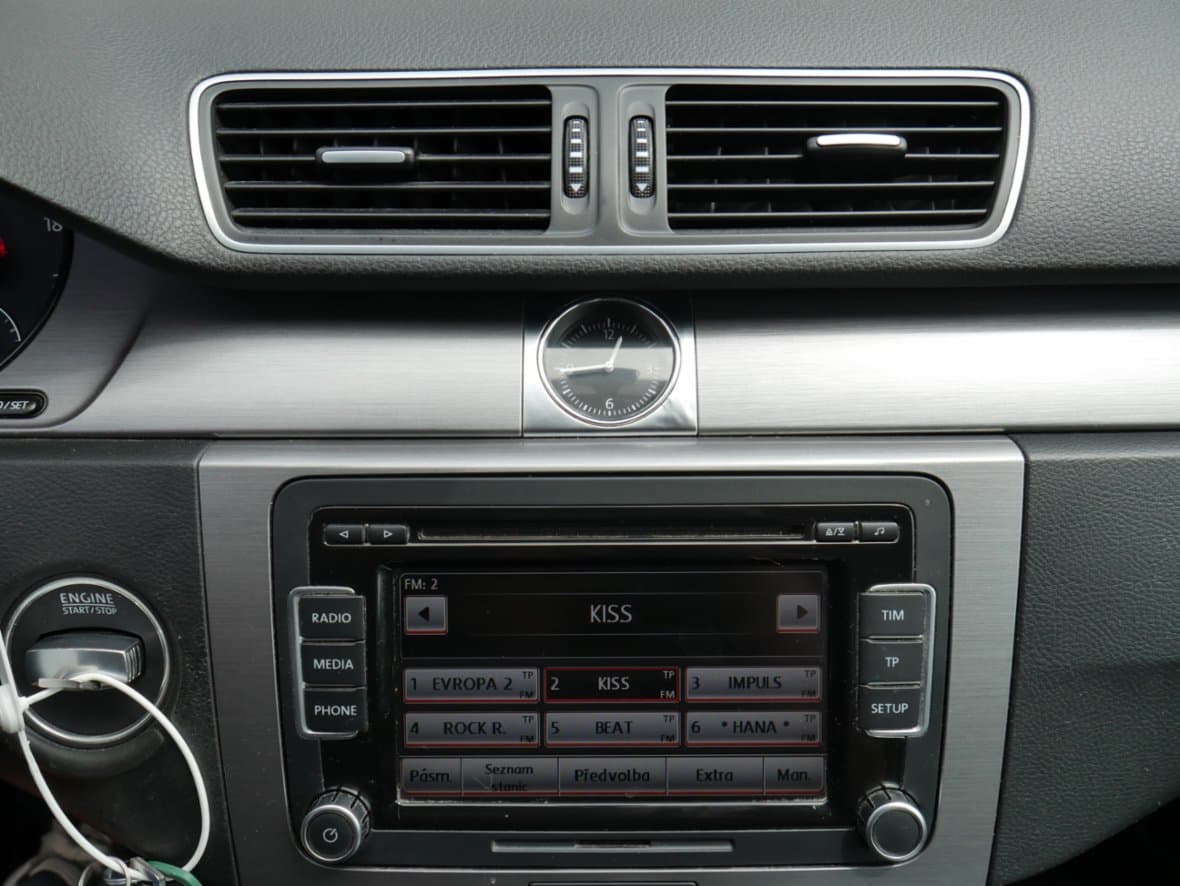 2011 Volkswagen PASSAT - 16