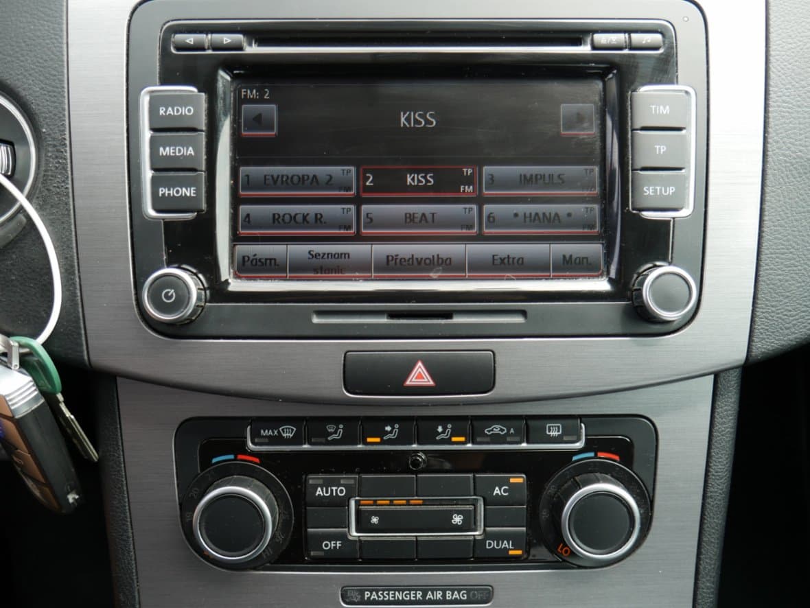 2011 Volkswagen PASSAT - 17