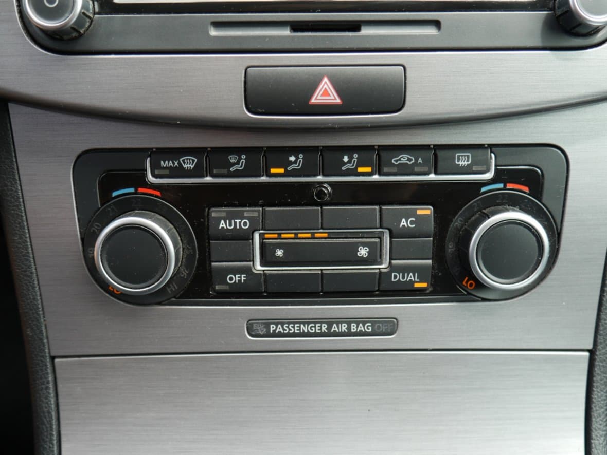 2011 Volkswagen PASSAT - 18