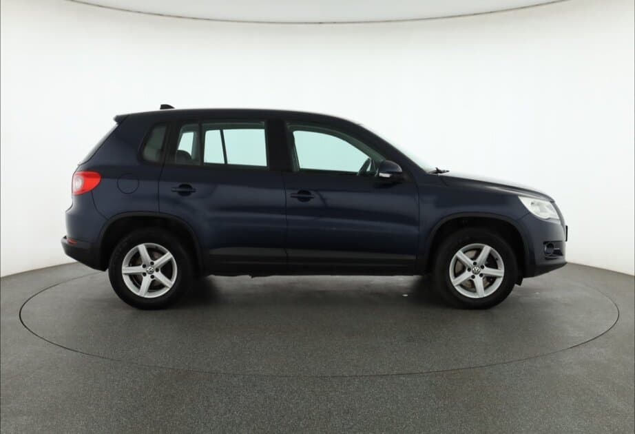 2010 Volkswagen TIGUAN - 8