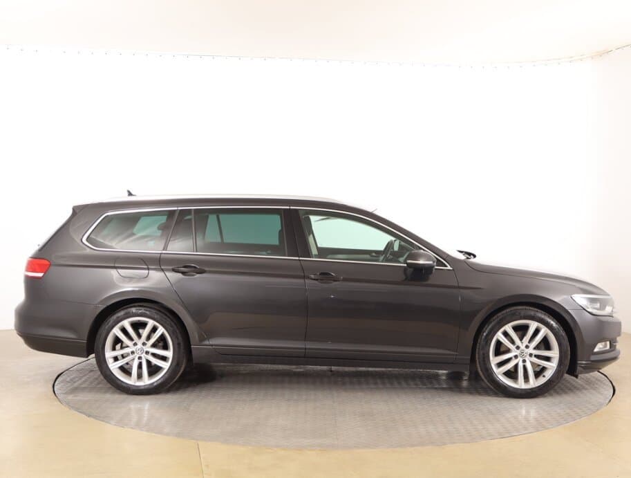 2019 Volkswagen PASSAT - 8