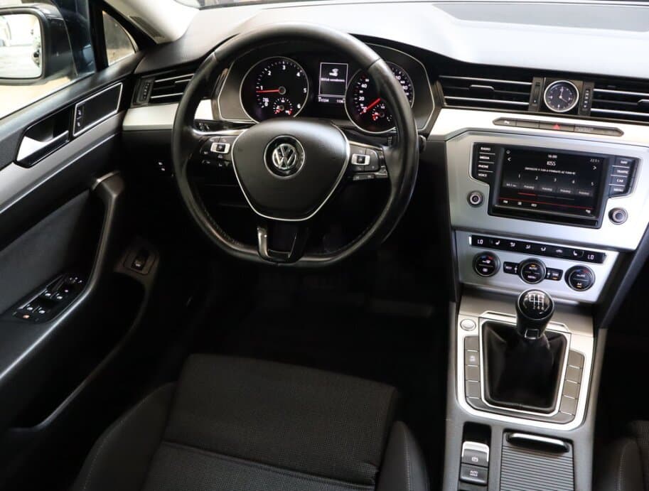 2015 Volkswagen PASSAT - 9