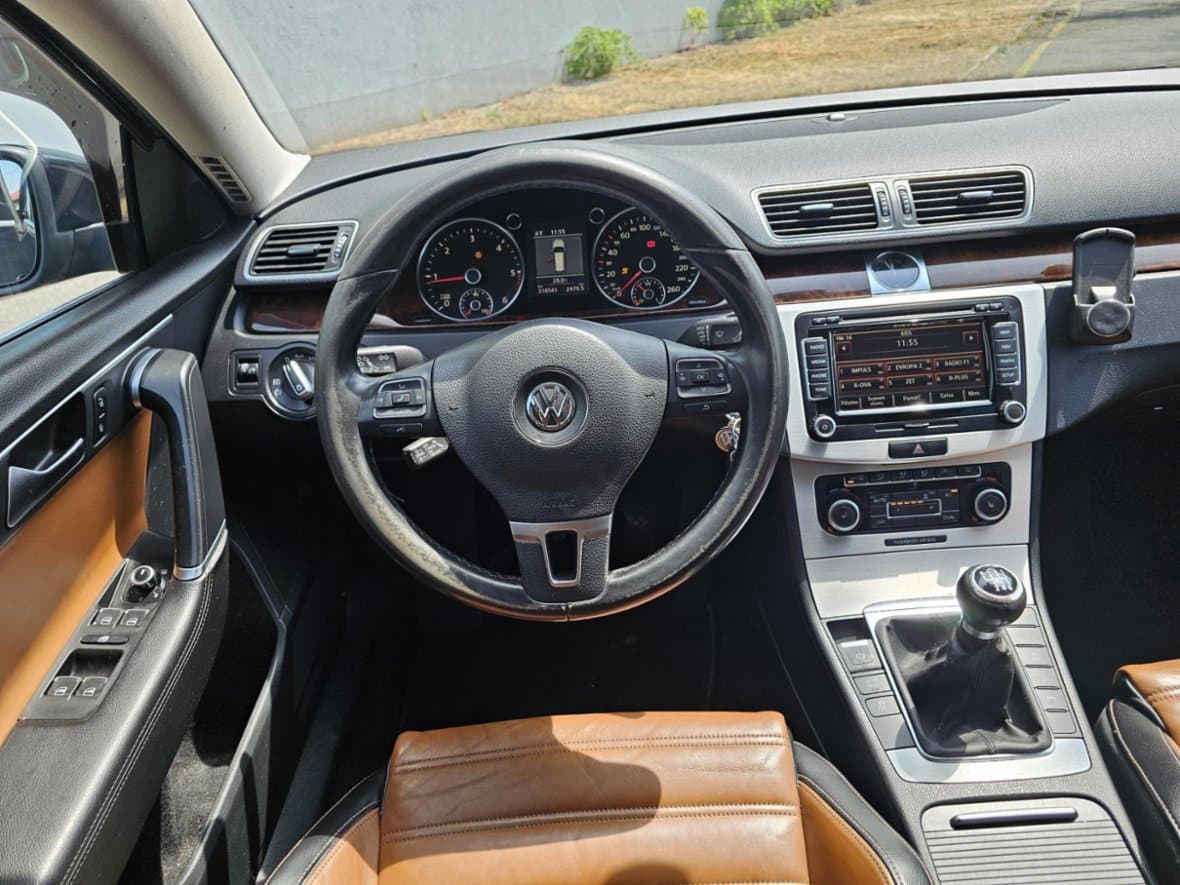 2011 Volkswagen PASSAT - 10