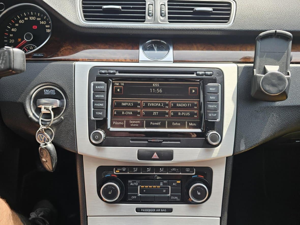 2011 Volkswagen PASSAT - 12