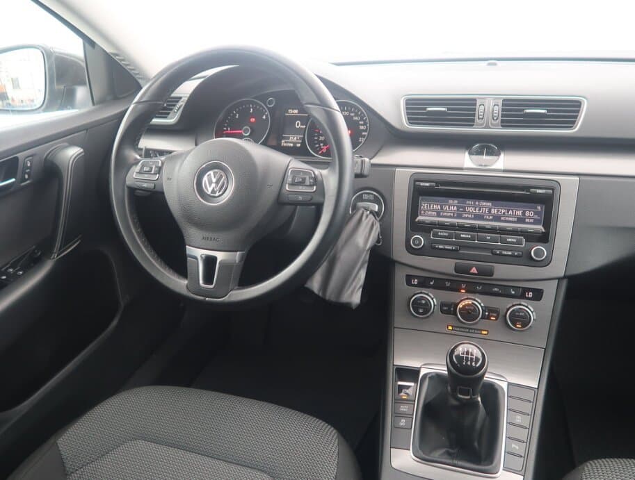 2013 Volkswagen PASSAT - 9