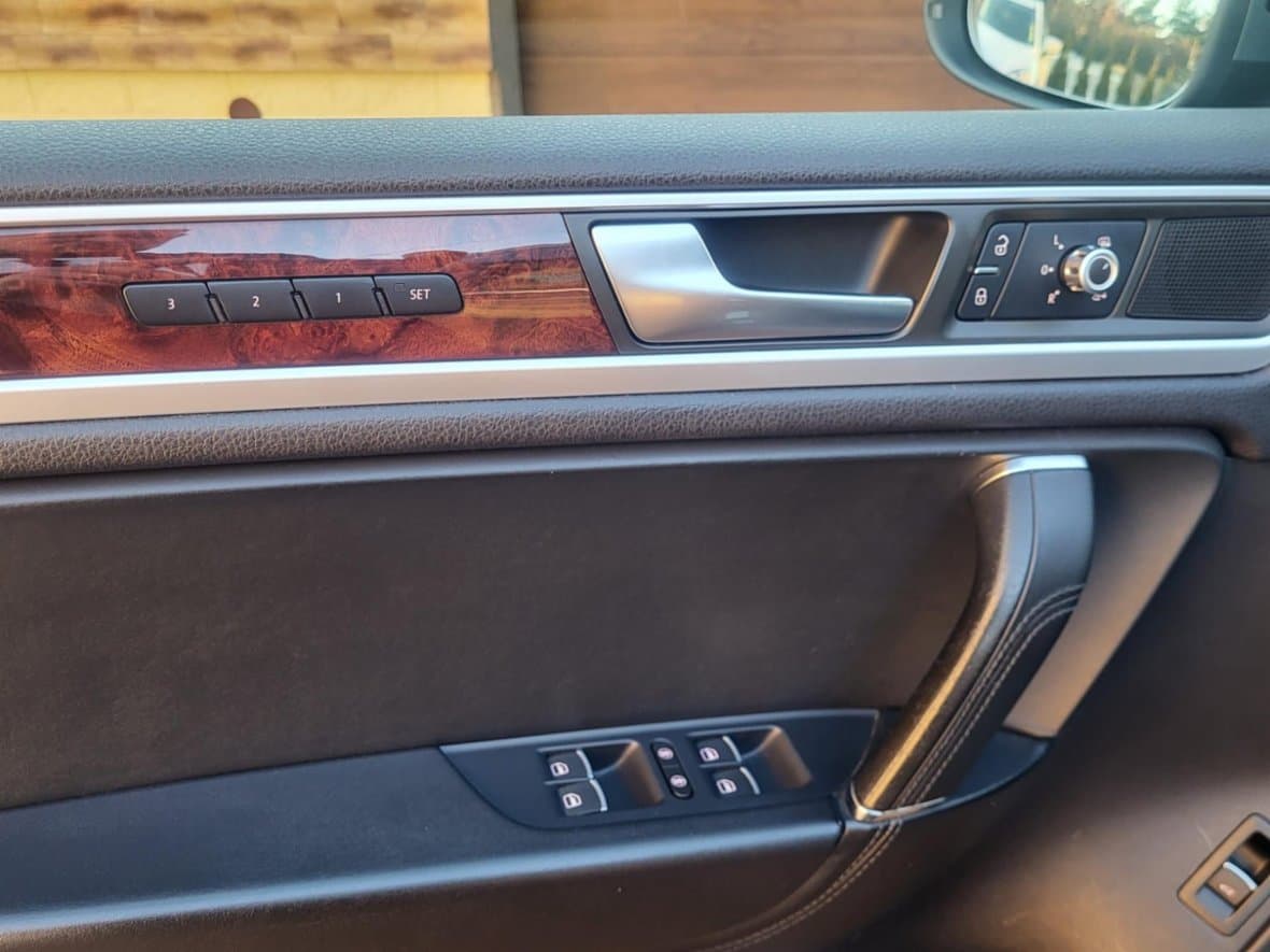 2013 Volkswagen TOUAREG - 9