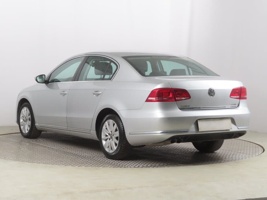 2011 Volkswagen PASSAT - 5