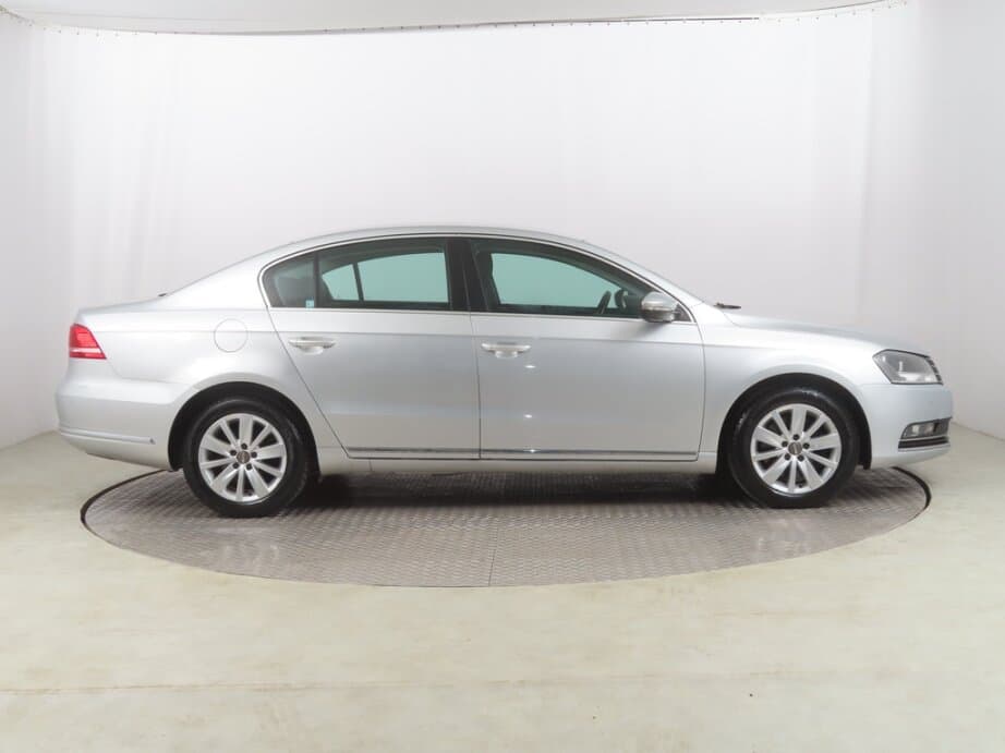 2011 Volkswagen PASSAT - 8