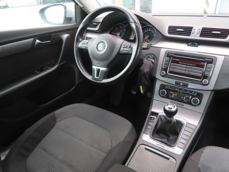 2011 Volkswagen PASSAT - 9