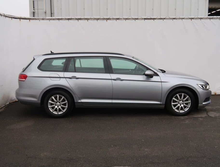 2019 Volkswagen PASSAT - 8