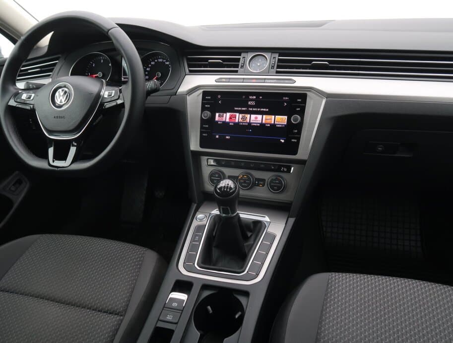 2019 Volkswagen PASSAT - 9
