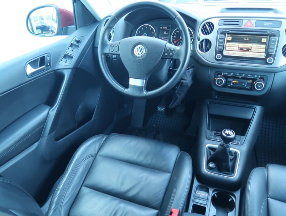 2010 Volkswagen TIGUAN - 9