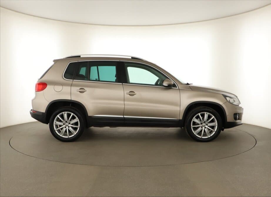 2012 Volkswagen TIGUAN - 8