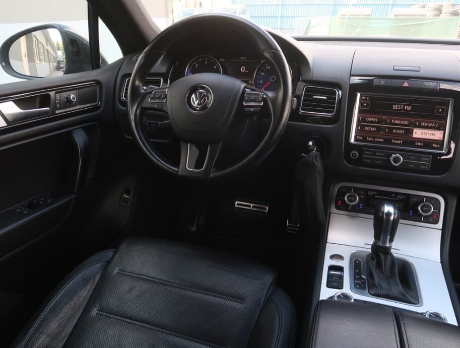2013 Volkswagen TOUAREG - 9
