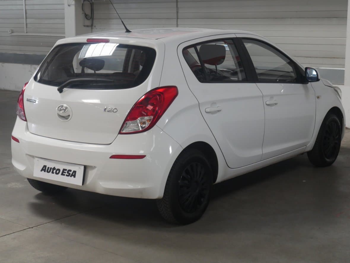 2012 Hyundai i20 - 11